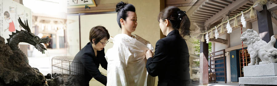 写真:浅草橋須賀神社での和装結婚式・白無垢花嫁の着付け